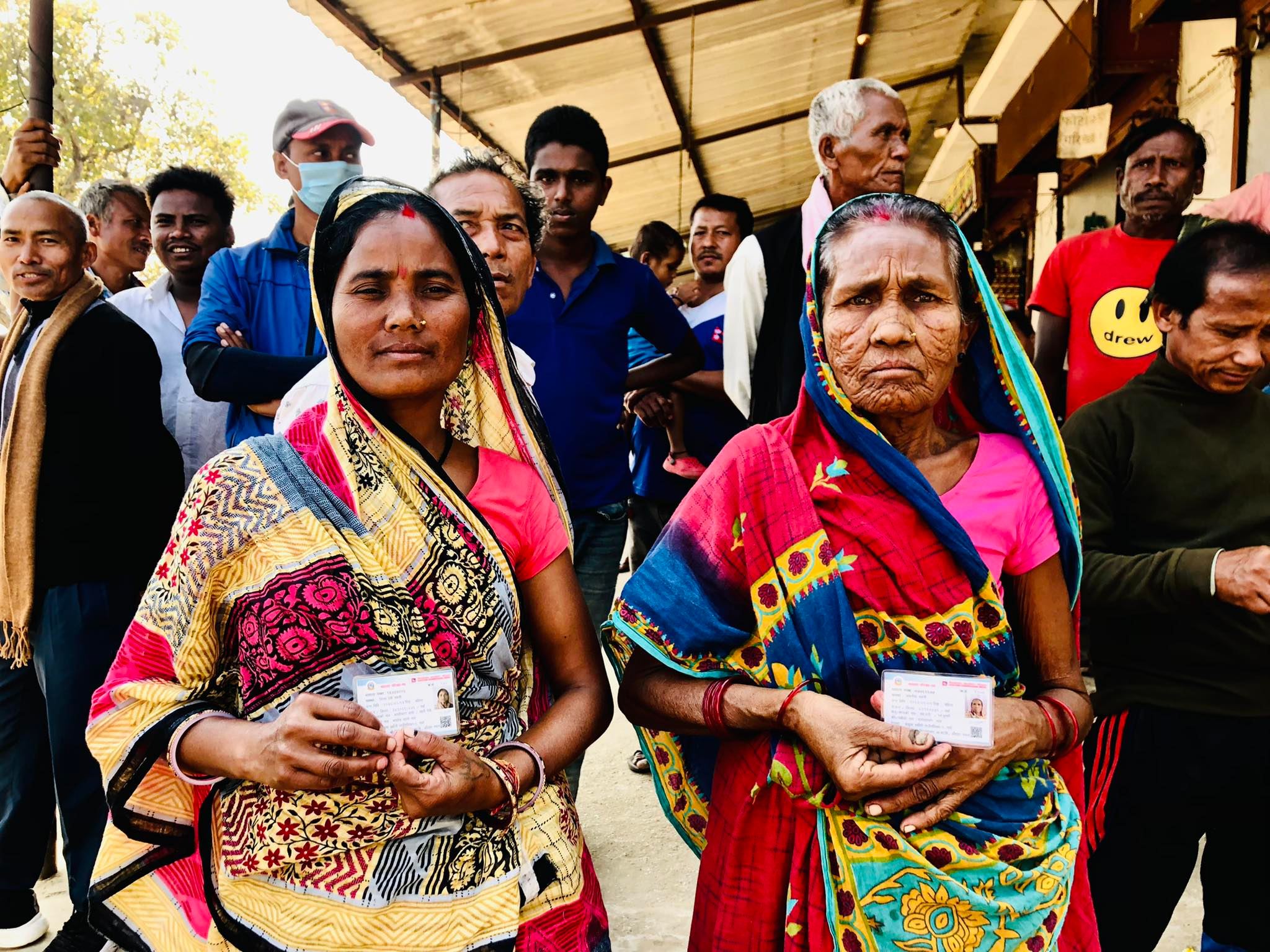 सखुवा प्रसौनी गाउपालिका पचगाव वाड न २ मा मतदान पश्चात खुसी हुदै महिला